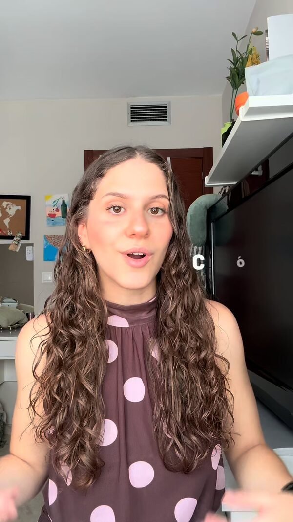 Vídeo vertical para TikTok editado por María Martínez: pieza a cámara grabada en interior
